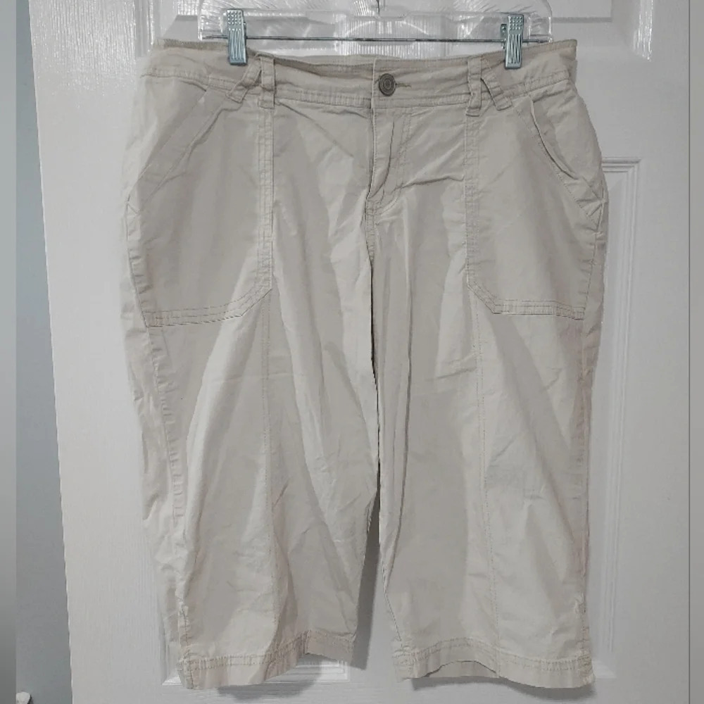 Lane Bryant Light Khaki Color Capri Length Pants in Size 14